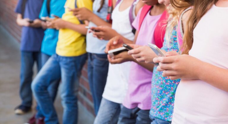 Francia fija el calendario para prohibir redes sociales a menores de 15 años