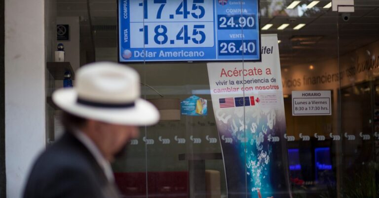 Peso mexicano enfrenta volatilidad ante indicadores económicos locales