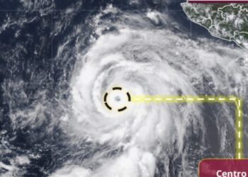 Huracán Genevieve escala a categoría 4 frente a costas mexicanas