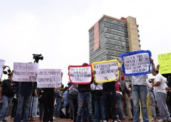 Aspirantes a la UNAM exigen examen presencial ante presunto fraude por IA