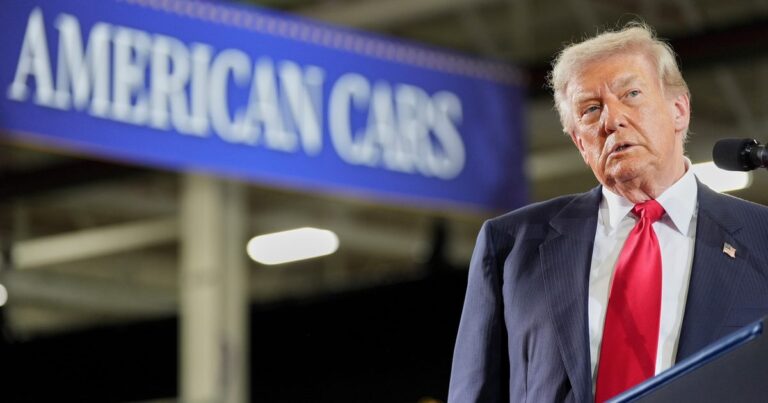 Trump defiende su política arancelaria en una planta de General Motors en Michigan