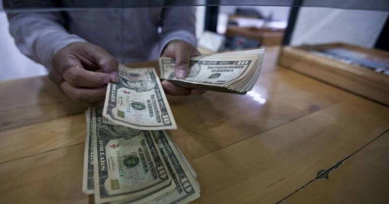 Peso mexicano enfrenta volatilidad por conflicto en Irán y revisión del T-MEC