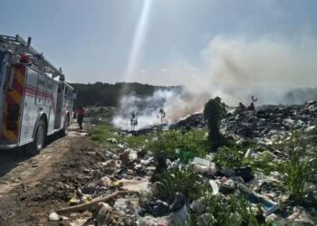 CHETUMAL: Sofocan incendio en basurero a cielo abierto