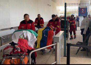 EFUSIVA BIENVENIDA: Retornan rescatistas de Cancún tras apoyar en Venezuela