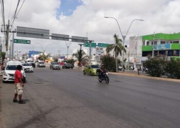 RESTRINGEN RETORNOS: Causa confusión operativo vial en avenida López Portillo en Cancún