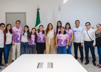 Felicita Mara a estudiantes que representaron a QR en la Olimpiada Mexicana de Matemáticas