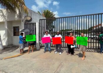 APAGONES CONSTANTES: Vecinos protestan en la CFE para exigir solución a fallas eléctricas