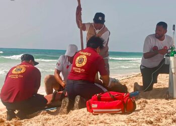 BANDERA ROJA: Rescatan con vida a dos bañistas arrastrados por la corriente en Playa Delfines