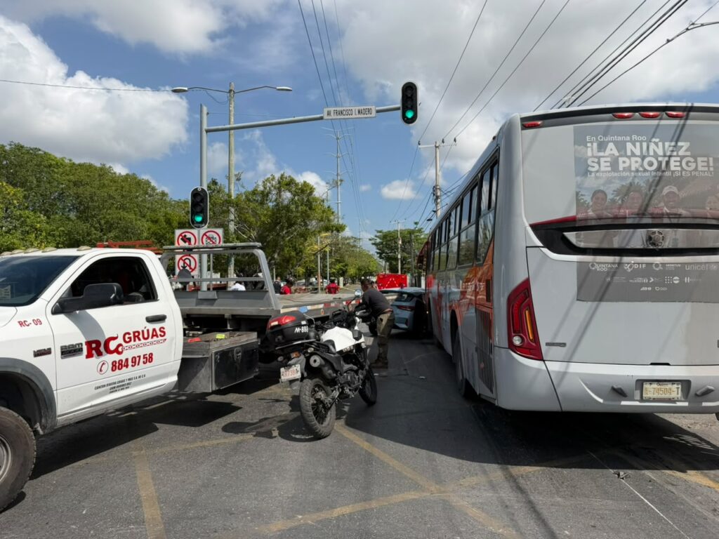 AL MENOS 7 LESIONADOS: Choca camioneta contra autobús de la Zona Hotelera 2 WhatsApp Image 2026 07 20 at 12.06.54 PM