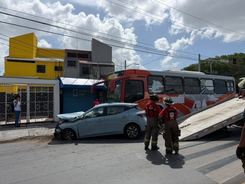 AL MENOS 7 LESIONADOS: Choca camioneta contra autobús de la Zona Hotelera 1 WhatsApp Image 2026 07 20 at 12.06.55 PM