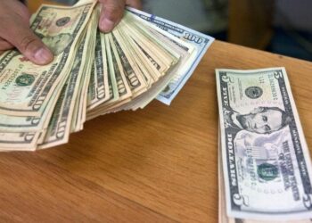 Peso mexicano retrocede frente al dólar por tensión geopolítica