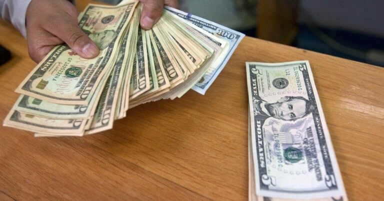 Peso mexicano retrocede frente al dólar por tensión geopolítica