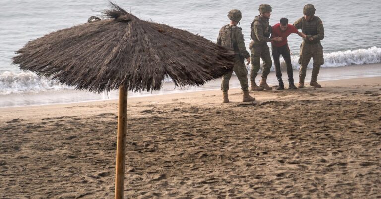 España instala una barrera marítima en Ceuta tras crisis migratoria