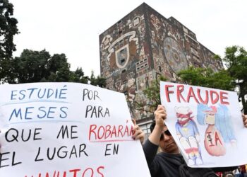 Aspirantes de la UNAM desafían el examen de control en Rectoría