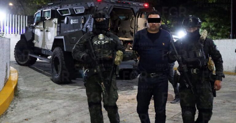 Juez dicta prisión preventiva contra alias "R1" por homicidio de Carlos Manzo