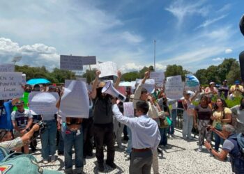 Aspirantes de la UNAM cercan rectoría por nuevo examen de control