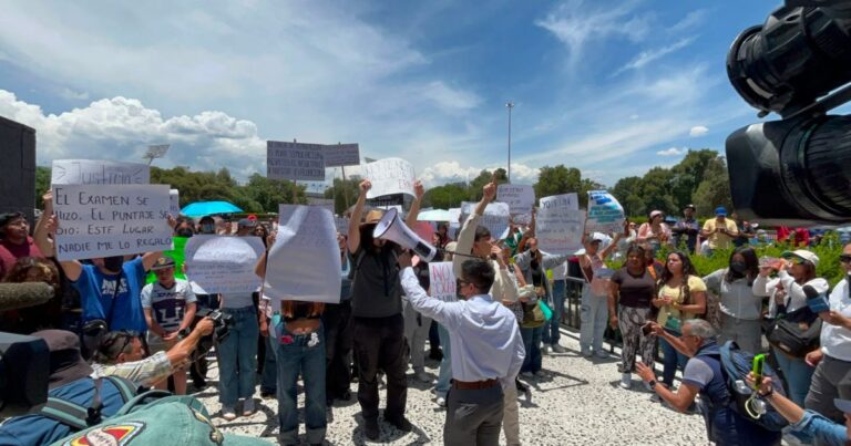 Aspirantes de la UNAM cercan rectoría por nuevo examen de control
