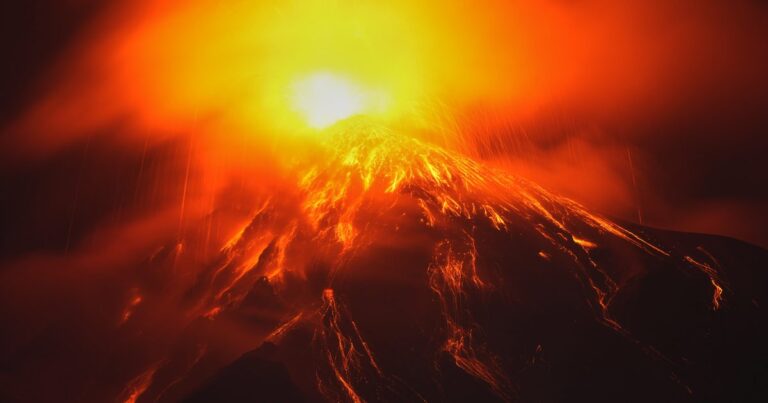 Volcán de Fuego escala su actividad y fuerza evacuaciones masivas en Guatemala