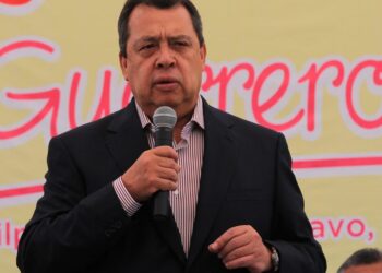 Padres de los 43 exigen a Sheinbaum acceso a interrogatorio de Aguirre