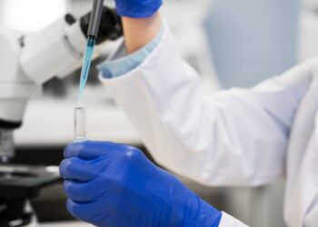 Inteligencia artificial diseña virus sintéticos para combatir bacterias resistentes