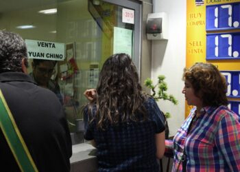 Peso mexicano escala posiciones ante distensión en el estrecho de Ormuz