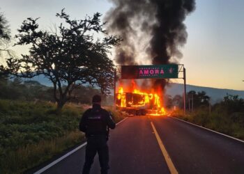 Michoacán enfrenta jornada de violencia con 24 bloqueos y vehículos calcinados
