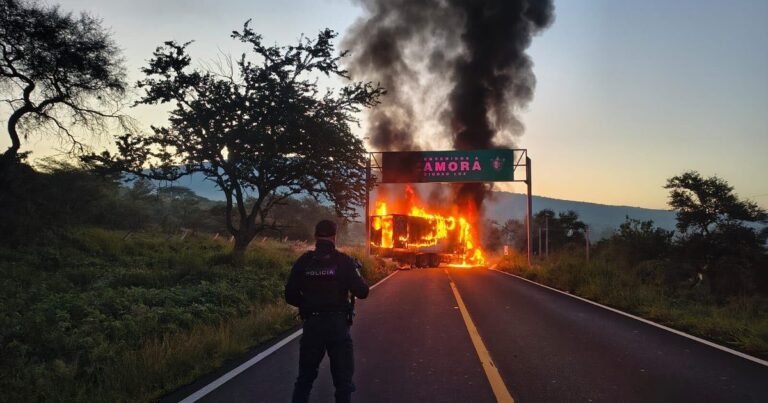 Michoacán enfrenta jornada de violencia con 24 bloqueos y vehículos calcinados