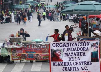 Comerciantes ambulantes bloquean avenida Juárez tras restricciones en Alameda Central