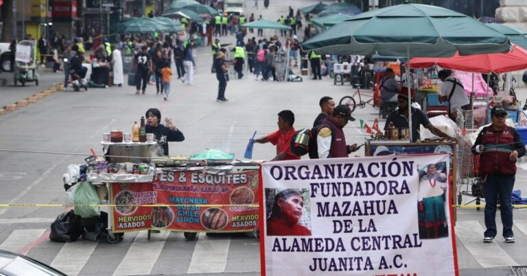 Comerciantes ambulantes bloquean avenida Juárez tras restricciones en Alameda Central