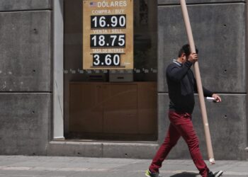 Peso mexicano retrocede frente al dólar a la espera de la Fed
