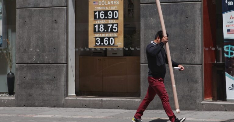 Peso mexicano retrocede frente al dólar a la espera de la Fed