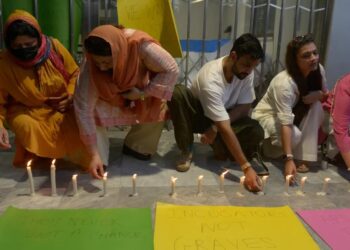Funcionarios bajo proceso penal tras incendio mortal en hospital de Pakistán