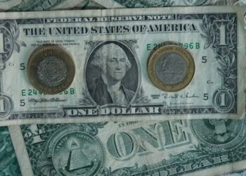 Peso mexicano escala posiciones tras pausa monetaria de Banxico