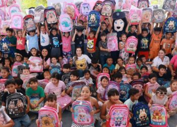 Inicia Atenea Gómez entrega de mochilas a estudiantes de Isla Mujeres