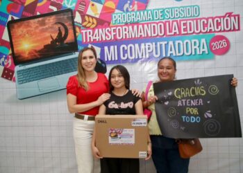 Entrega Atenea Gómez computadoras a estudiantes de la Zona Continental