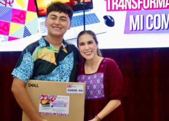 Atenea Gómez entrega computadoras a jóvenes de Isla Mujeres