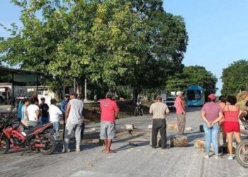 POR APAGONES: Bloquean pobladores de Nicolás Bravo la vía Chetumal-Escárcega
