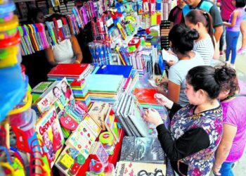 SORTEAN ALTOS COSTOS: Inicia “viacrucis” de padres de familia con compra de útiles escolares
