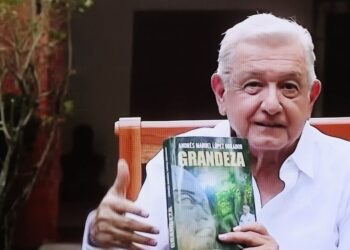 Nacajuca entrega libro de López Obrador como premio deportivo a niños