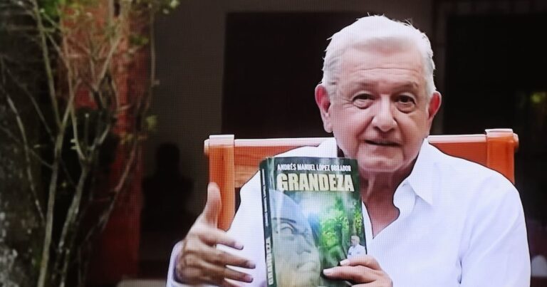 Nacajuca entrega libro de López Obrador como premio deportivo a niños