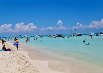 ISLA MUJERES: Mantiene playas limpias y libres de sargazo