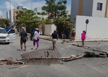 APAGONES: Bloquean avenida en Playa del Carmen