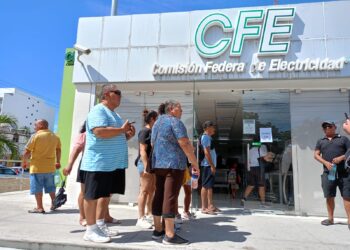 TRAS 12 HORAS SIN LUZ: Protestan playenses en las oficinas de la CFE