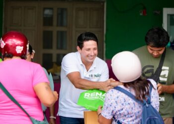 REGRESO A CLASES: Agotan kits de libretas escolares entregados por Renán Sánchez en Cozumel