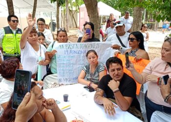 APAGONES EN PLAYA: Protestan vecinos en audiencia de la Gobernadora