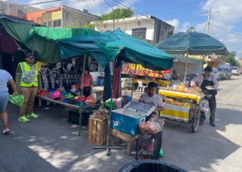 Aumenta afluencia en tianguis de Cancún por compras para el nuevo ciclo escolar