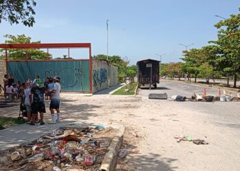 SIN LUZ POR 5 DÍAS: Bloquean avenida en Playa y exigen respuesta a CFE