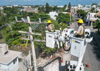 CFE sustituye postes y transformadores en Isla Mujeres