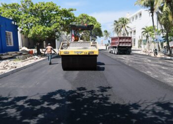 ISLA MUJERES: Pavimentan acceso a la Casa de la Cultura y Malecón Oriente