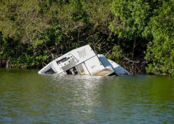 CANCÚN: Retiran embarcaciones abandonadas de la Laguna Nichupté